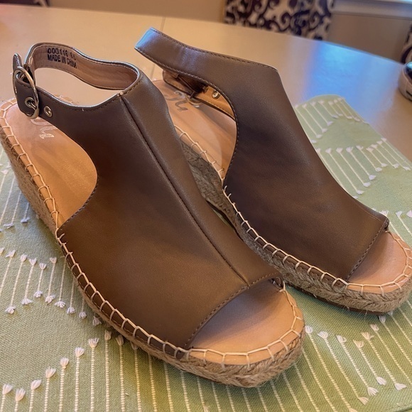 Journee Collection Crew Wedge Sandals for Women in EUC! Size 8.5 Color is Taupe - Picture 1 of 8